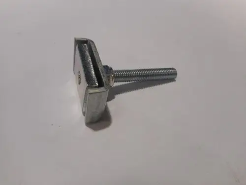 Schraube mit einem flachen Kopf und einem längeren Gewinde, verarbeitet in metallischem Design, möglicherweise von Remeha für verschiedene Anwendungen.